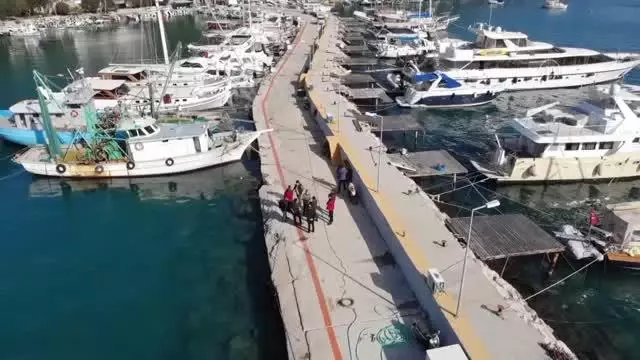 Bodrum'da dalgıçların yaptığı deniz dibi temizliğinde yarım ton atık toplandı Bodrum'da dalgıçların yaptığı deniz dibi temizliğinde yarım ton atık toplandı