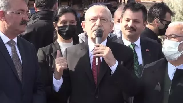CHP Genel Başkanı Kılıçdaroğlu çiftçilerle bir araya geldi (1) CHP Genel Başkanı Kılıçdaroğlu çiftçilerle bir araya geldi (1)