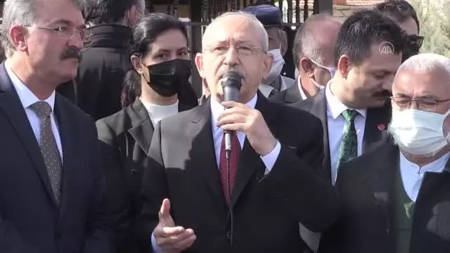 CHP Genel Başkanı Kılıçdaroğlu çiftçilerle bir araya geldi (1) CHP Genel Başkanı Kılıçdaroğlu çiftçilerle bir araya geldi (1)