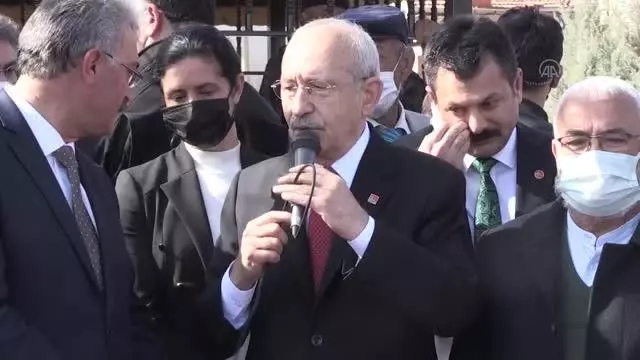 CHP Genel Başkanı Kılıçdaroğlu çiftçilerle bir araya geldi (1) CHP Genel Başkanı Kılıçdaroğlu çiftçilerle bir araya geldi (1)