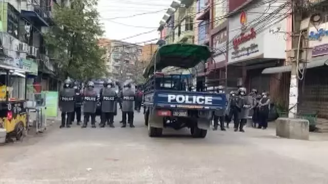 Cunta yanlıları protestoculara saldırdı Cunta yanlıları protestoculara saldırdı