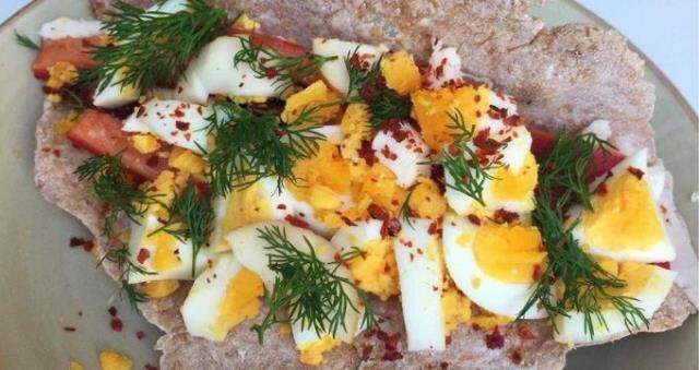 Değişik ve lezzetli kahvaltılık tarifler, fit kahvaltılıklar : Yeşil omlet, tavada yumurtalı tost, milföy kâsesinde kahvaltılık, protein omlet