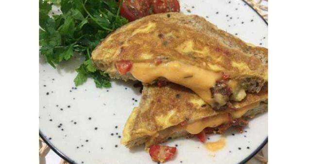 Değişik ve lezzetli kahvaltılık tarifler, fit kahvaltılıklar : Yeşil omlet, tavada yumurtalı tost, milföy kâsesinde kahvaltılık, protein omlet