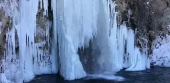 Dondurucu soğuklarda nehir ve şelaleler buz tuttu