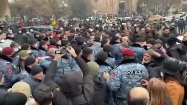 Ermenistan ordusu Başbakan Paşinyan'ı neden istifaya davet etti? İşte ülkeyi karıştıran darbe girişiminin perde arkası Ermenistan ordusu Başbakan Paşinyan'ı neden istifaya davet etti? İşte ülkeyi karıştıran darbe girişiminin perde arkası