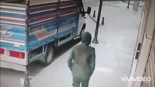 GAZİANTEP - Güvenlik kameralarından tespit edilen 2 hırsızlık zanlısı tutuklandı GAZİANTEP - Güvenlik kameralarından tespit edilen 2 hırsızlık zanlısı tutuklandı