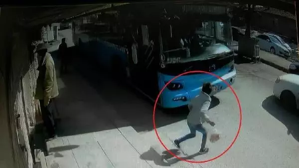 Halk otobüsünün çarptığı çocuk ağır yaralandı Halk otobüsünün çarptığı çocuk ağır yaralandı
