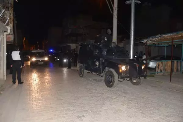 Havaya ateş açan magandalar, mahalle bekçilerine saldırdı: 1 bekçi yaralı Havaya ateş açan magandalar, mahalle bekçilerine saldırdı: 1 bekçi yaralı