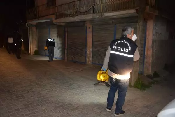 Havaya ateş açan magandalar, mahalle bekçilerine saldırdı: 1 bekçi yaralı Havaya ateş açan magandalar, mahalle bekçilerine saldırdı: 1 bekçi yaralı