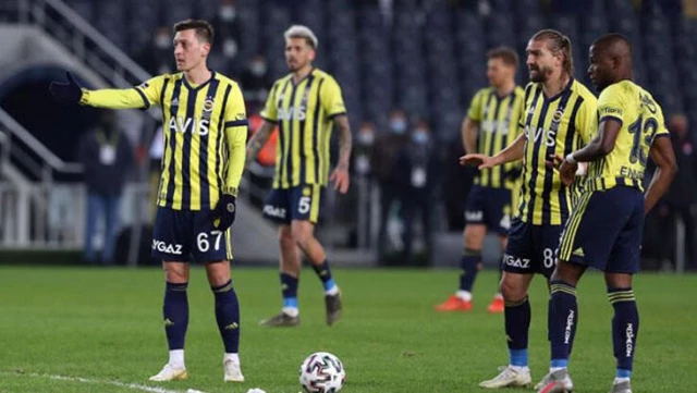 Gökhan Gönül, Caner Erkin and Ozan Tufan gathered the team in Fenerbahçe where things were not going well!  Unity message given
