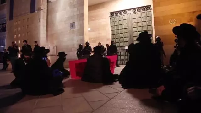 İsrail'de dindar Yahudiler, mahallelerini yabancılara açacağı gerekçesiyle tramvay projesini protesto etti İsrail'de dindar Yahudiler, mahallelerini yabancılara açacağı gerekçesiyle tramvay projesini protesto etti