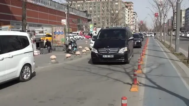 İYİ Parti Grup Başkanvekili Dervişoğlu, partililerle ve esnafla görüştü İYİ Parti Grup Başkanvekili Dervişoğlu, partililerle ve esnafla görüştü