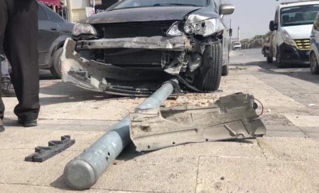 Kadın sürücü fren yerine gaza bastı, 3 kişiye çarptı! O anlar kamerada
