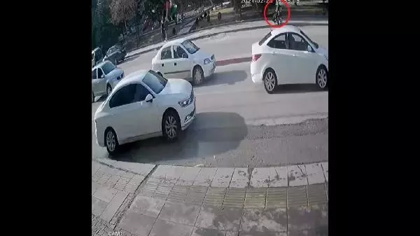 Kaldırımdan yola düşen engellinin yardımına vatandaşlar koştu Kaldırımdan yola düşen engellinin yardımına vatandaşlar koştu