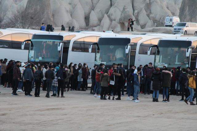 Kapodokya'da koronayı hiçe sayıp böyle halay çektiler