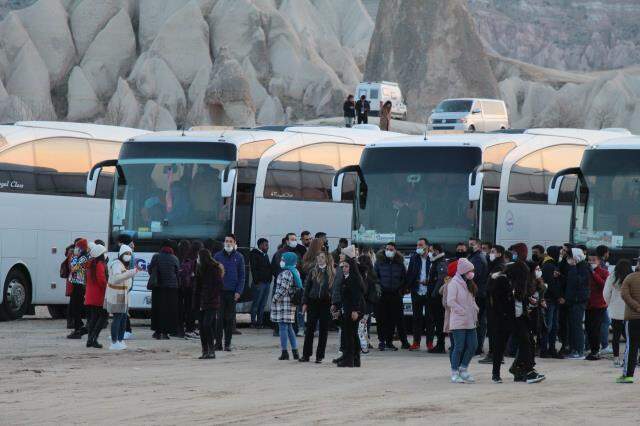Kapodokya'da koronayı hiçe sayıp böyle halay çektiler