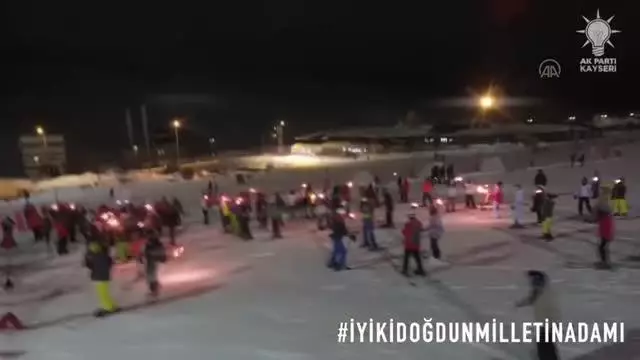 Kayakçılardan Cumhurbaşkanı Erdoğan'ın doğum gününe özel gösteri Kayakçılardan Cumhurbaşkanı Erdoğan'ın doğum gününe özel gösteri