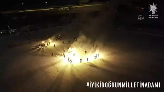 Kayakçılardan Cumhurbaşkanı Erdoğan'ın doğum gününe özel gösteri Kayakçılardan Cumhurbaşkanı Erdoğan'ın doğum gününe özel gösteri