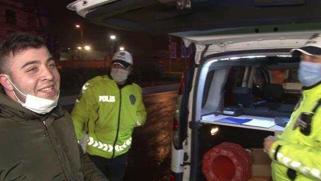 Kaza yapan alkollü gençler gazetecileri tehdit edip, polisleri kaskodan para almakla suçladı Kaza yapan alkollü gençler gazetecileri tehdit edip, polisleri kaskodan para almakla suçladı