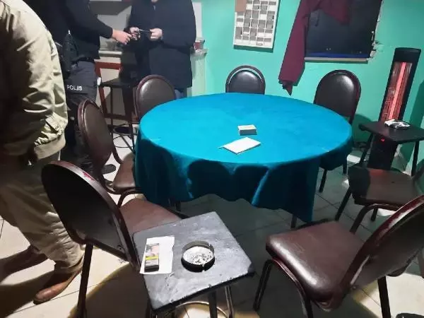 Kıraathanede 'kumar' oynayan 7 kişiye 24 bin TL ceza Kıraathanede 'kumar' oynayan 7 kişiye 24 bin TL ceza