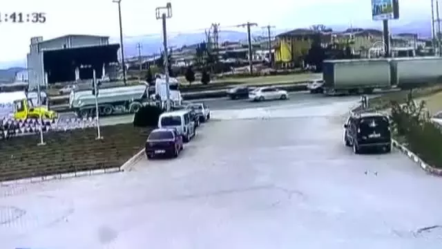 Kırıkkale'de iki otomobil çarpıştı: 3 yaralı Kırıkkale'de iki otomobil çarpıştı: 3 yaralı