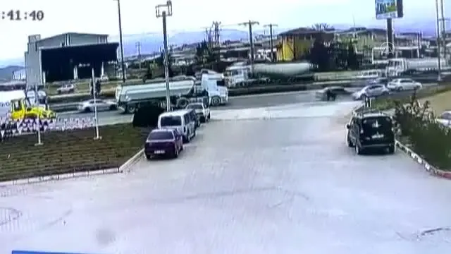 Kırıkkale'de iki otomobil çarpıştı: 3 yaralı Kırıkkale'de iki otomobil çarpıştı: 3 yaralı