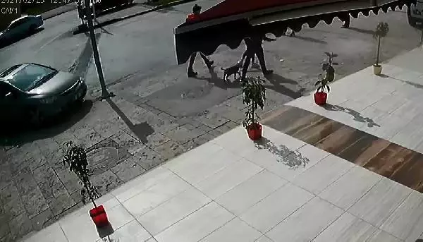 Kontrolden çıkan otomobilin yayalara çarpma anı kamerada Kontrolden çıkan otomobilin yayalara çarpma anı kamerada