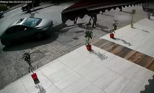 Kontrolden çıkan otomobilin yayalara çarpma anı kamerada Kontrolden çıkan otomobilin yayalara çarpma anı kamerada