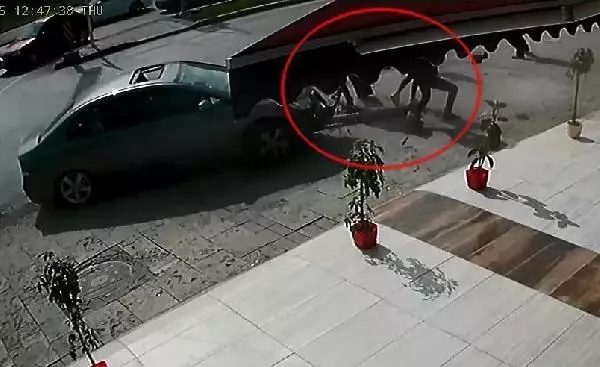 Kontrolden çıkan otomobilin yayalara çarpma anı kamerada Kontrolden çıkan otomobilin yayalara çarpma anı kamerada