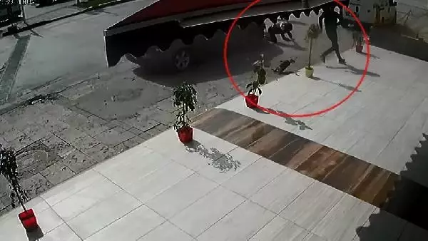 Kontrolden çıkan otomobilin yayalara çarpma anı kamerada Kontrolden çıkan otomobilin yayalara çarpma anı kamerada