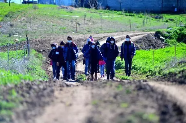 Mahallesinde yol krizi çözülen küçük Emine: Artık okula gidebileceğiz Mahallesinde yol krizi çözülen küçük Emine: Artık okula gidebileceğiz