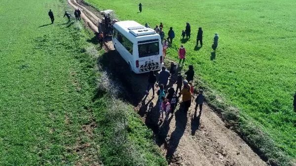 Mahallesinde yol krizi çözülen küçük Emine: Artık okula gidebileceğiz Mahallesinde yol krizi çözülen küçük Emine: Artık okula gidebileceğiz