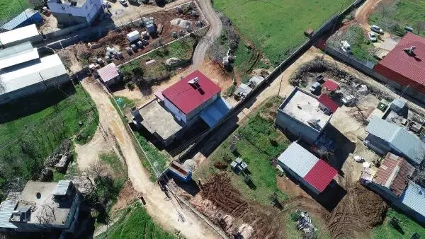 Mahallesinde yol krizi çözülen küçük Emine: Artık okula gidebileceğiz Mahallesinde yol krizi çözülen küçük Emine: Artık okula gidebileceğiz