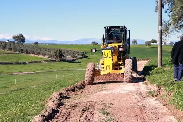 Mahallesinde yol krizi çözülen küçük Emine: Artık okula gidebileceğiz Mahallesinde yol krizi çözülen küçük Emine: Artık okula gidebileceğiz