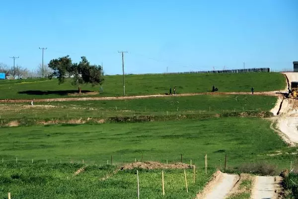 Mahallesinde yol krizi çözülen küçük Emine: Artık okula gidebileceğiz Mahallesinde yol krizi çözülen küçük Emine: Artık okula gidebileceğiz