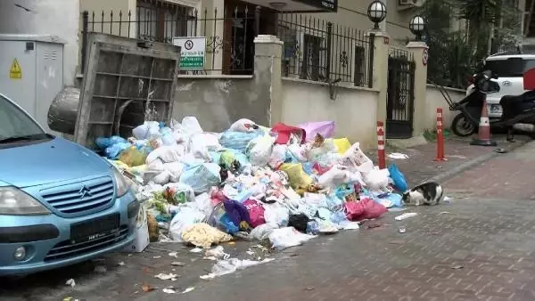 Maltepe'de sokaklarında çöp dağları Maltepe'de sokaklarında çöp dağları