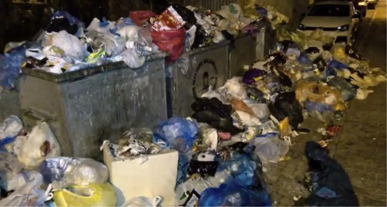 Maltepe'de sokaklarında çöp dağları