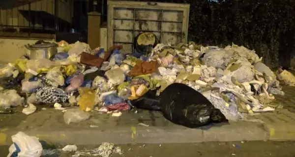 Maltepe'de sokaklarında çöp dağları Maltepe'de sokaklarında çöp dağları