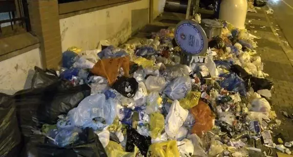 Maltepe'de sokaklarında çöp dağları Maltepe'de sokaklarında çöp dağları