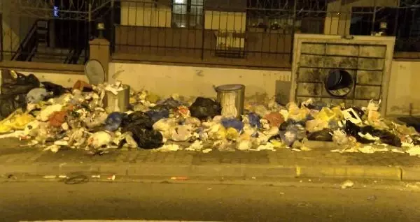 Maltepe'de sokaklarında çöp dağları Maltepe'de sokaklarında çöp dağları