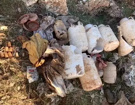 PKK'lı teröristlerin kullandığı 8 sığınak ve depo kullanılamaz hale getirildi PKK'lı teröristlerin kullandığı 8 sığınak ve depo kullanılamaz hale getirildi