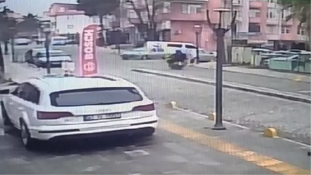 Motosiklet ve otomobilin çarpıştığı kaza, güvenlik kamerasında