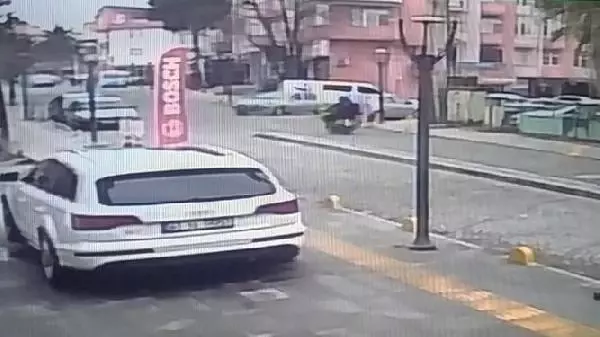 Motosiklet ve otomobilin çarpıştığı kaza, güvenlik kamerasında Motosiklet ve otomobilin çarpıştığı kaza, güvenlik kamerasında