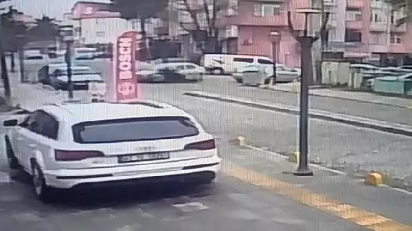 Motosiklet ve otomobilin çarpıştığı kaza, güvenlik kamerasında Motosiklet ve otomobilin çarpıştığı kaza, güvenlik kamerasında