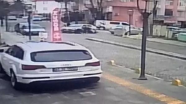 Motosiklet ve otomobilin çarpıştığı kaza, güvenlik kamerasında Motosiklet ve otomobilin çarpıştığı kaza, güvenlik kamerasında