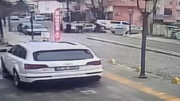 Motosiklet ve otomobilin çarpıştığı kaza, güvenlik kamerasında Motosiklet ve otomobilin çarpıştığı kaza, güvenlik kamerasında