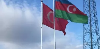 Nahçıvan sınırında Türkiye ve Azerbaycan bayrakları