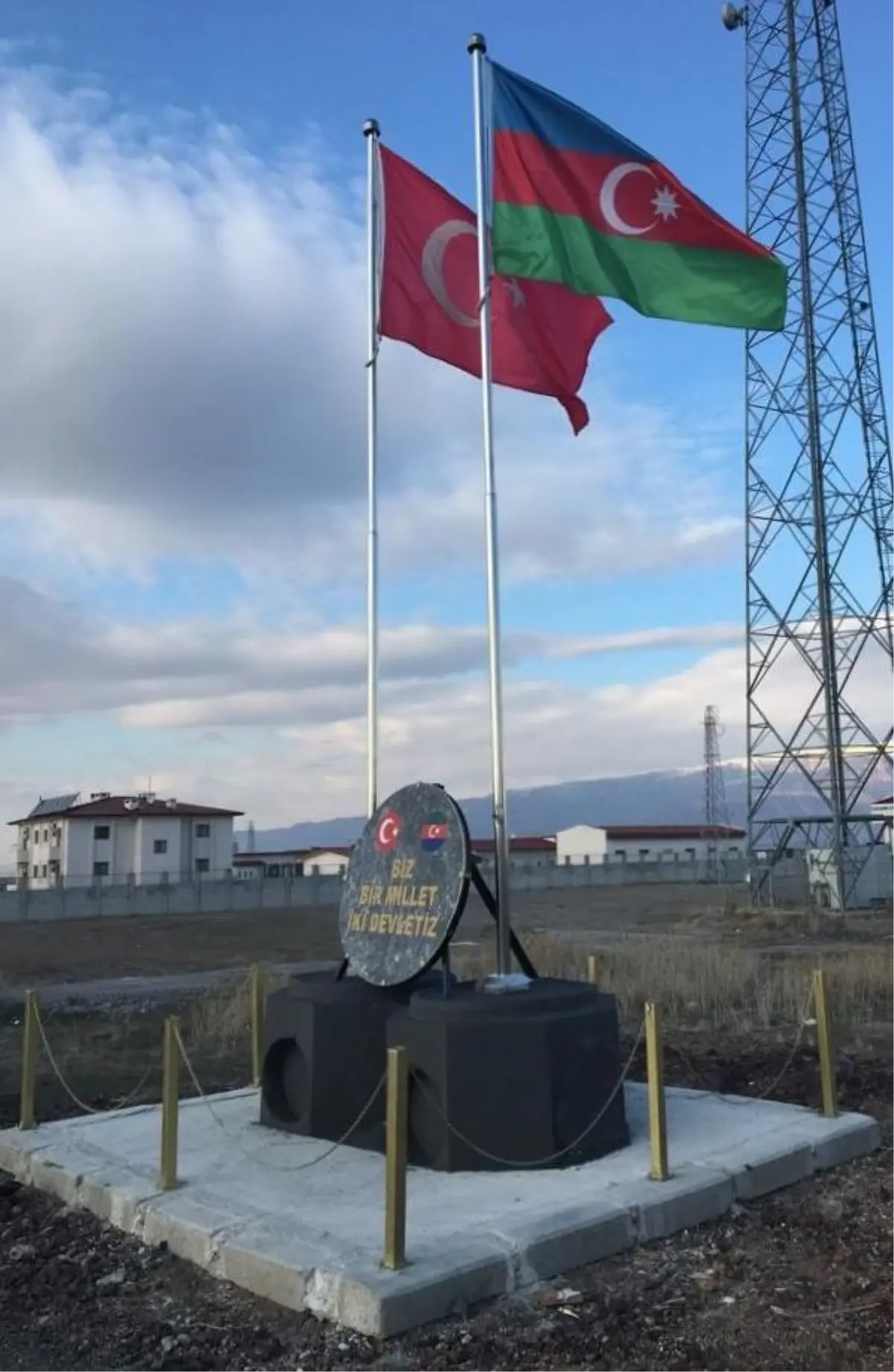 Nahçıvan sınırında Türkiye ve Azerbaycan bayrakları