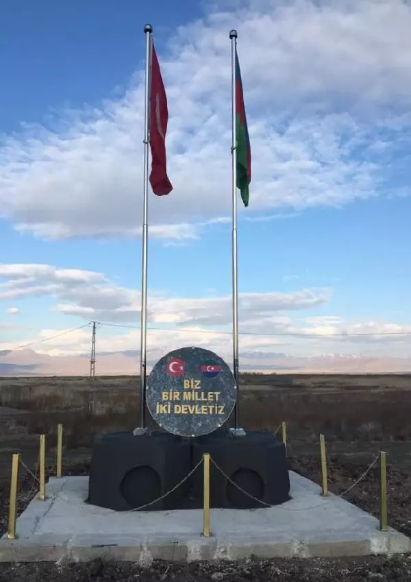 Nahçıvan sınırında Türkiye ve Azerbaycan bayrakları Nahçıvan sınırında Türkiye ve Azerbaycan bayrakları