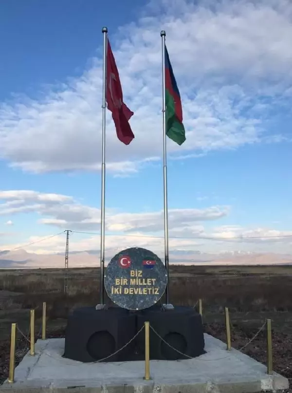 Nahçıvan sınırında Türkiye ve Azerbaycan bayrakları Nahçıvan sınırında Türkiye ve Azerbaycan bayrakları